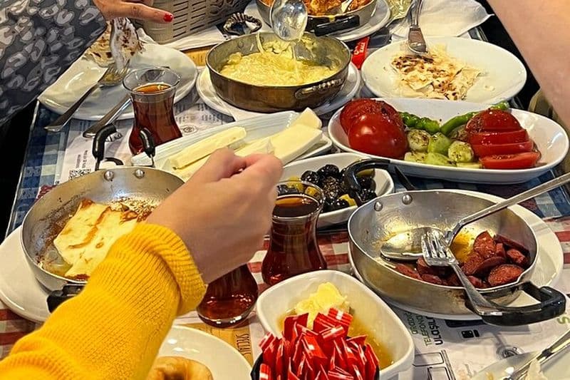 Visite de dégustation de mets et de vins d'Istanbul avec un guide local.