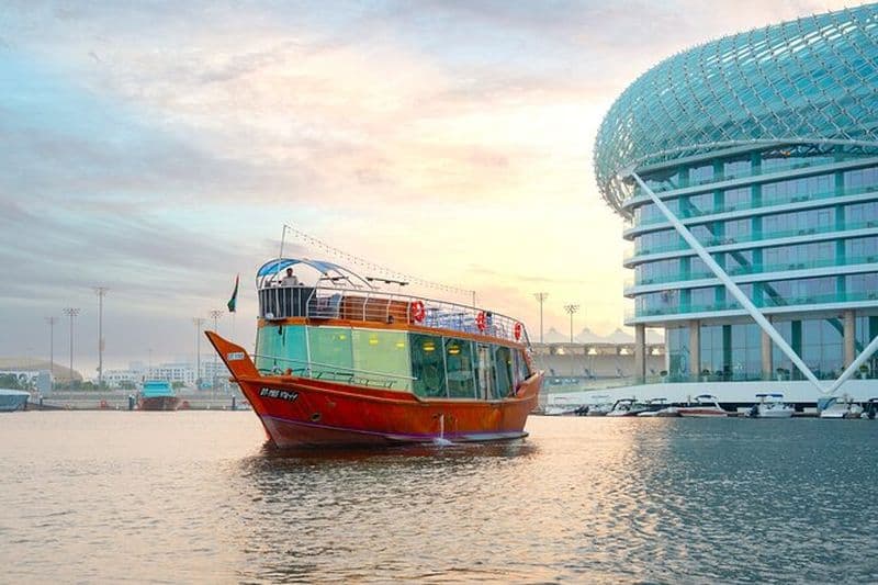 Croisière panoramique sur l'île de Yas dans les eaux d'Abou Dabi