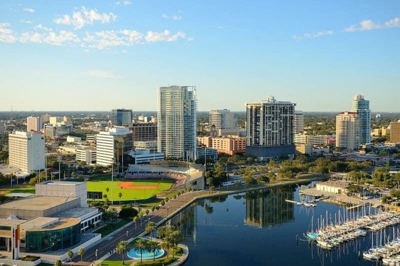 Chasse au trésor autoguidée : Saint-Pétersbourg, la Sunshine City