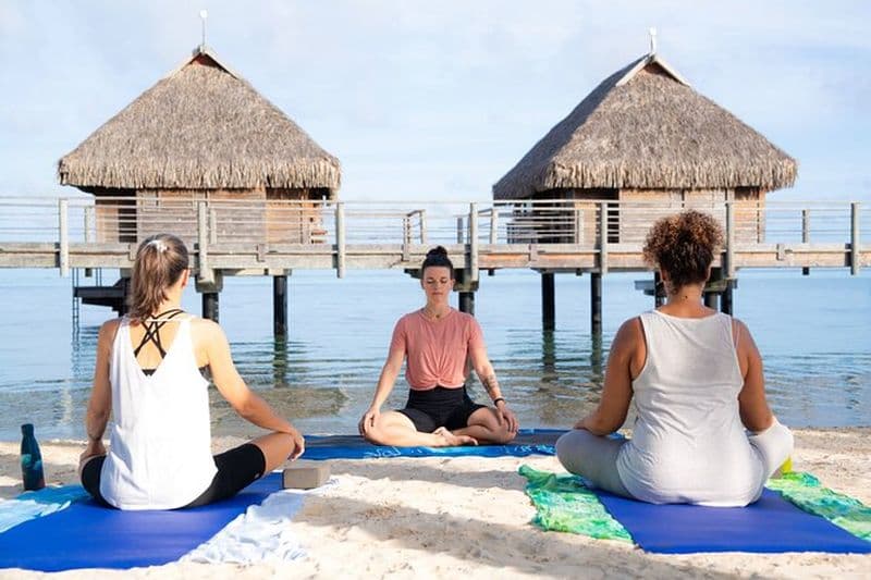 Yoga sur la plage paradisiaque du Manava Moorea
