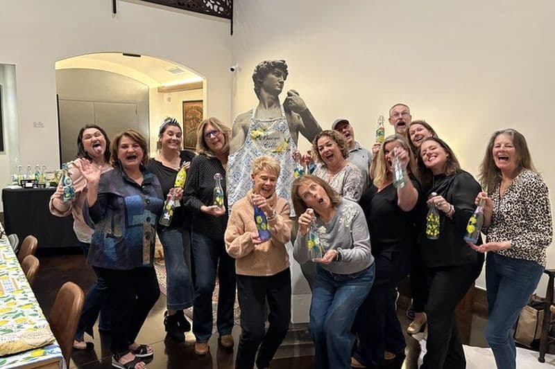 Authentique Limoncello faisant l'expérience et la peinture de bouteille