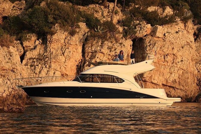 Bateau à moteur de luxe privé Charte d'une journée complète de 6 et 8 heures