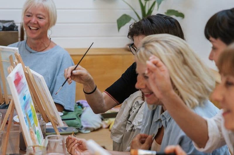 La première aventure de vin et de peinture de Santorin