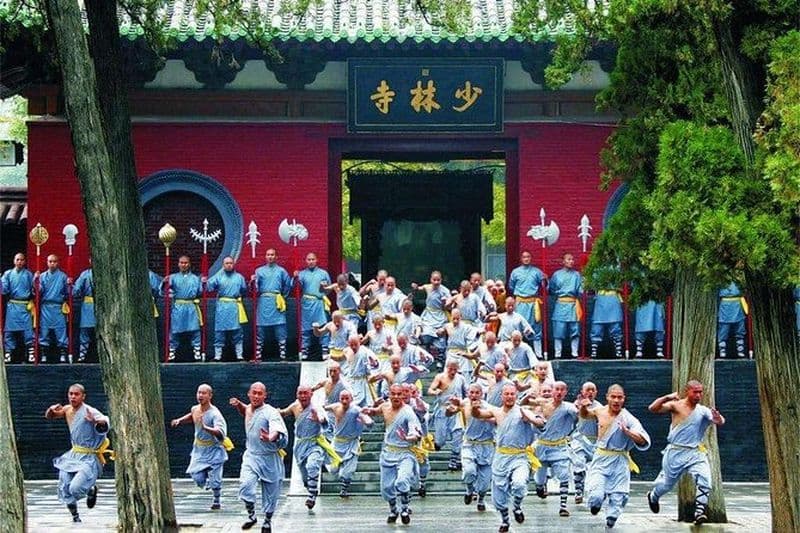 Excursion privée d'une journée au temple de Shaolin avec spectacle de kungfu au départ de Chengdu en avion