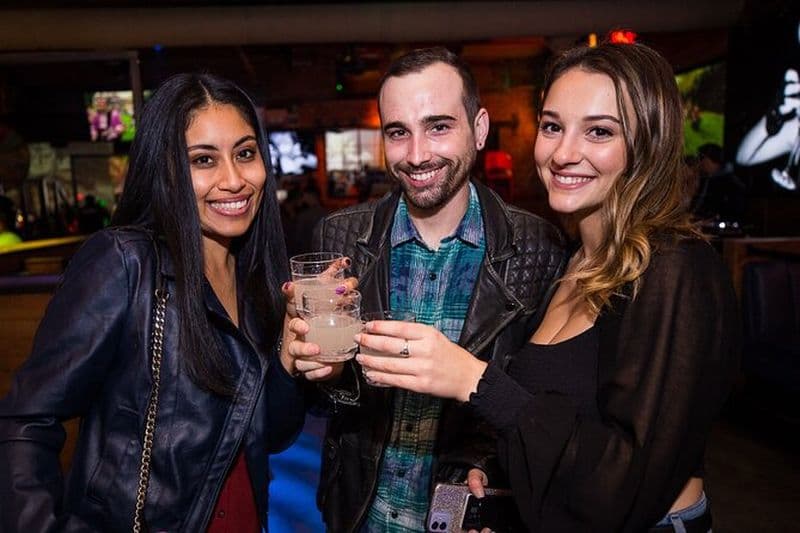 Visite d'un club de boisson, de rencontres et de danse