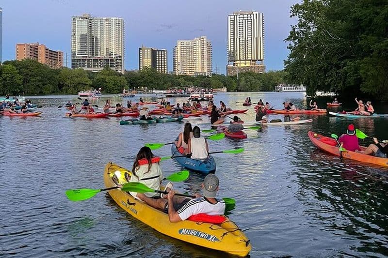 Excursion en kayak au coucher du soleil dans le centre-ville d'Austin avec 1,5 million de chauves-souris