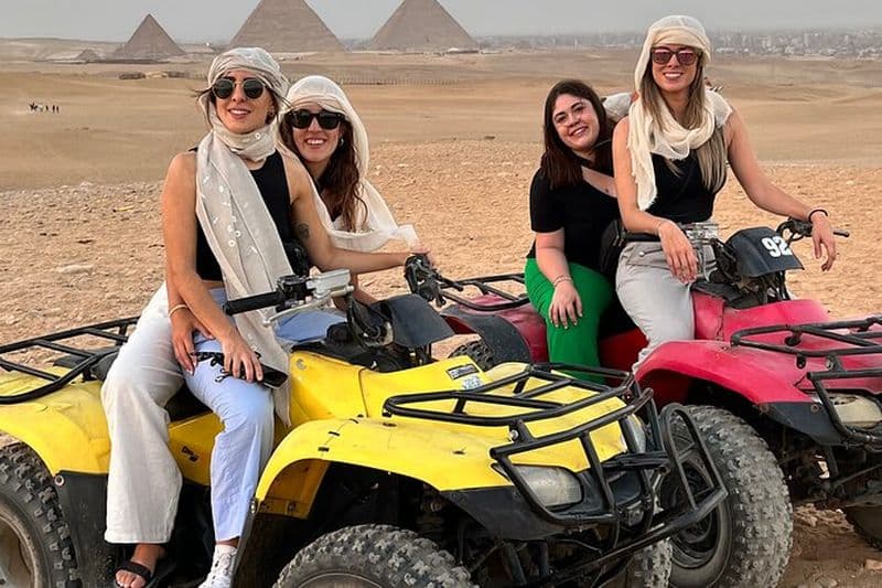 Coucher de soleil en VTT (quad bikes) dans les pyramides de Gizeh et le désert du Sahara