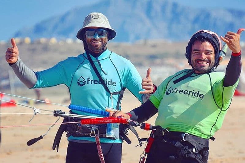 Cours de Kitesurf Tarifa Tous Niveaux - Cours Semi Privé