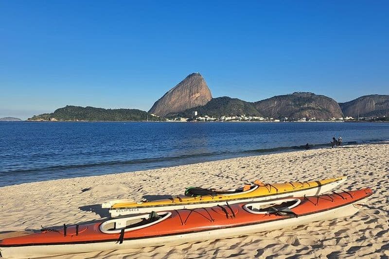 Kayak océanique dans la mer de Rio de Janeiro