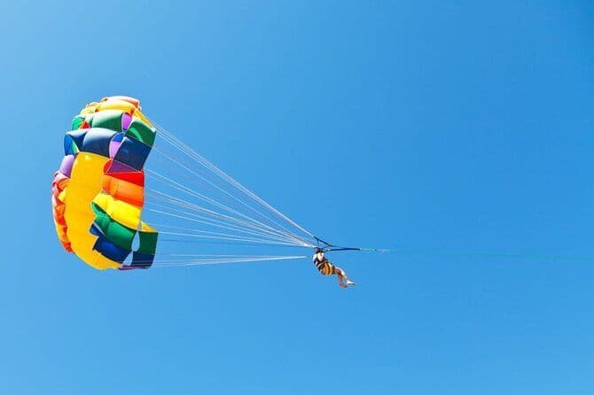 Activité de parachute ascensionnel sur la plage de Réthymnon, Crète