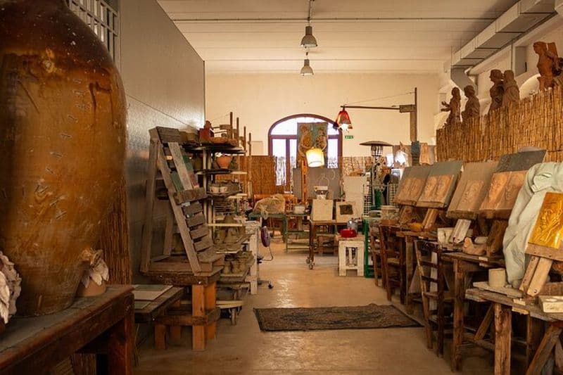 Modelage de céramiques dans l'atelier d'une Masseria avec apéritif