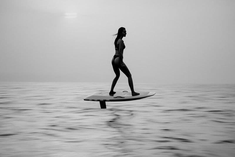 E-foil - voler au-dessus de l'eau avec une planche de surf électrique