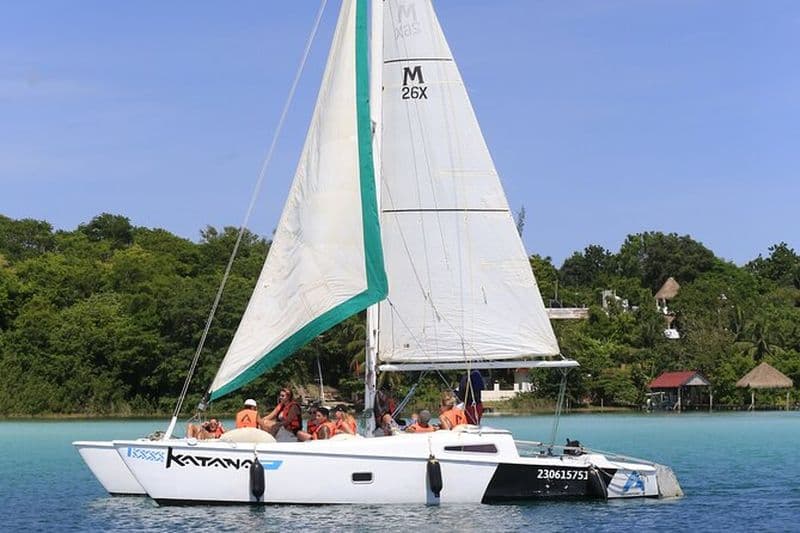 Excursion à la voile - Navigation dans le lagon du lac des Sept Couleurs
