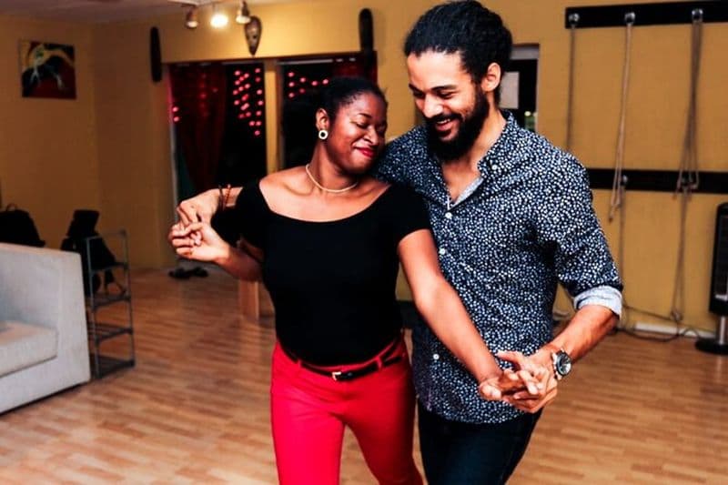 Cours de danse sociale avec un instructeur professionnel