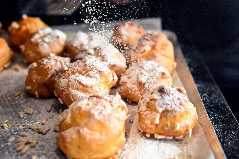 Billet Visite gastronomique privée de Montmartre avec vin, fromage et pâtisseries