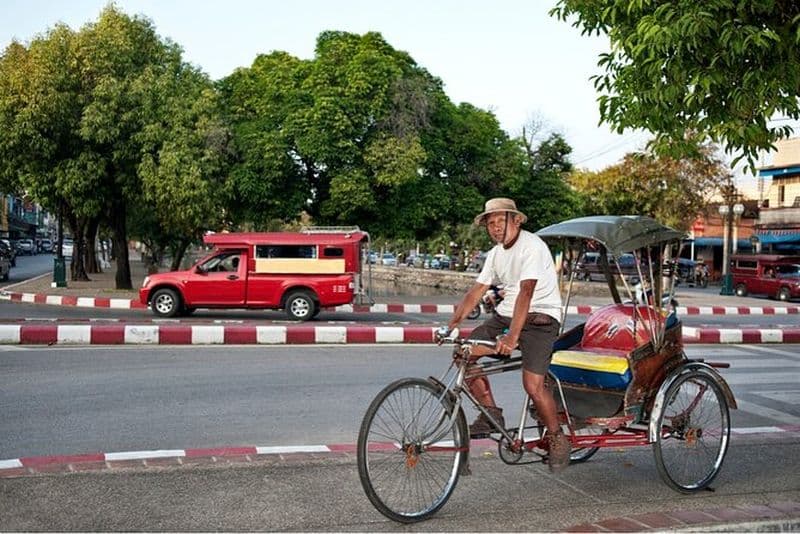 Balade privée d'une demi-journée en trishaw à Chiang Mai et croisière sur la rivière Mae Ping