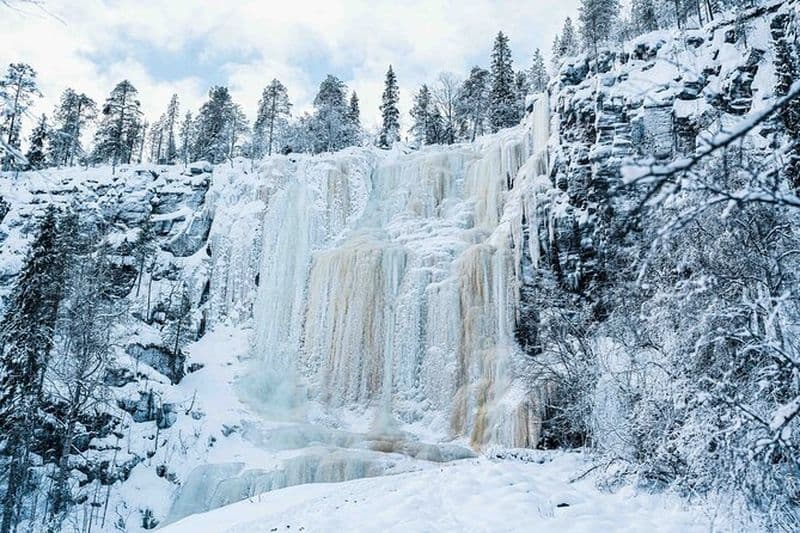 Cascades gelées dans l'aventure du canyon de Korouoma