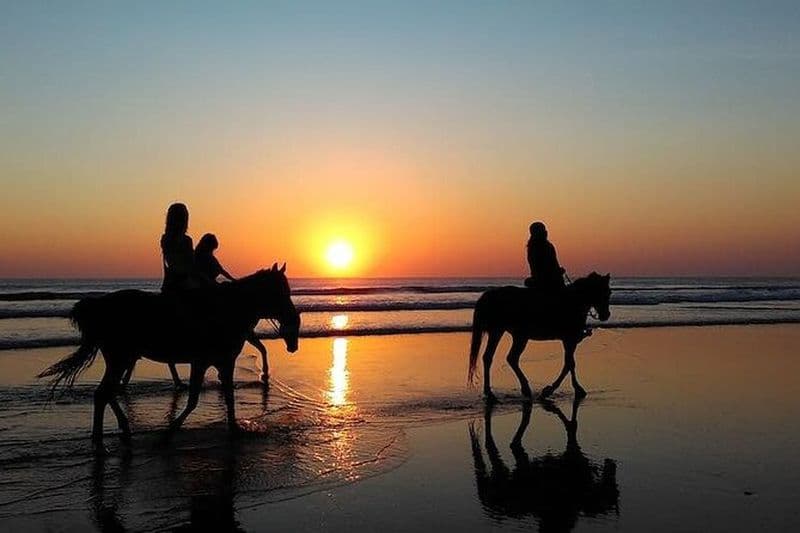 Équitation au coucher du soleil de la plage de Famara, Lanzarote, Espagne