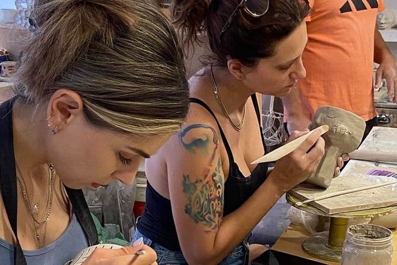 De la boue à la tasse Créer une tasse en céramique