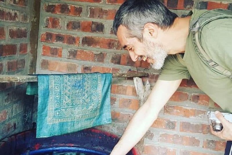 Découvrez l'atelier de broderie Hmong Batik Indigo à Sapa