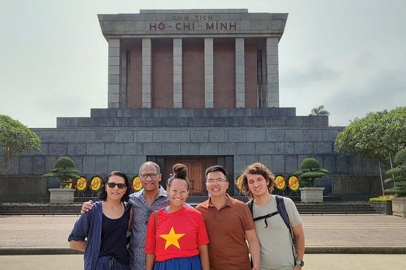 Visite du mausolée de Ho Chi Minh et des sites des bombardiers B52