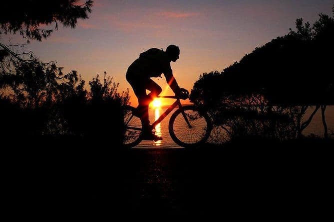 Excursion en vélo électrique au coucher du soleil