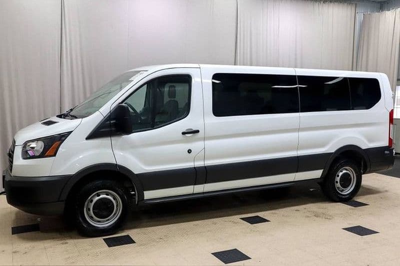 Transfert aéroport privé direct pour quatre personnes ou plus (aller simple)