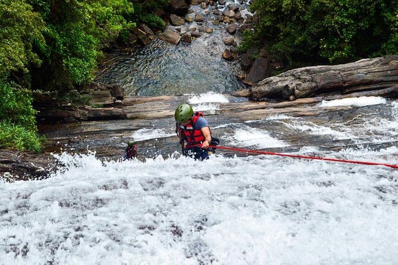 Forfait aventure combiné canyoning et rappel au départ de Kitulgala
