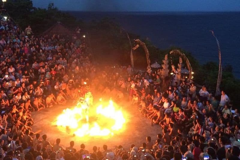 Visite privée en soirée au temple d'Uluwatu, avec danse du feu Kecak et dîner à Jimbaran Bay