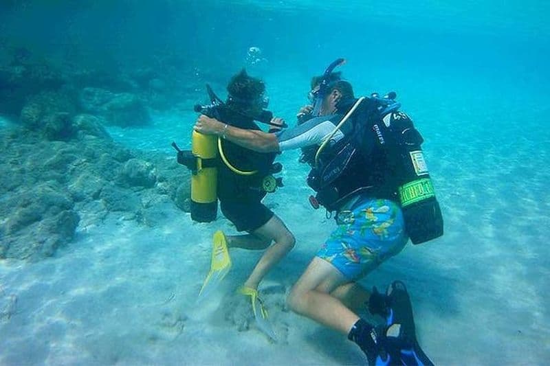 Les débutants découvrent la plongée sous-marine en bateau, le meilleur endroit à Chypre