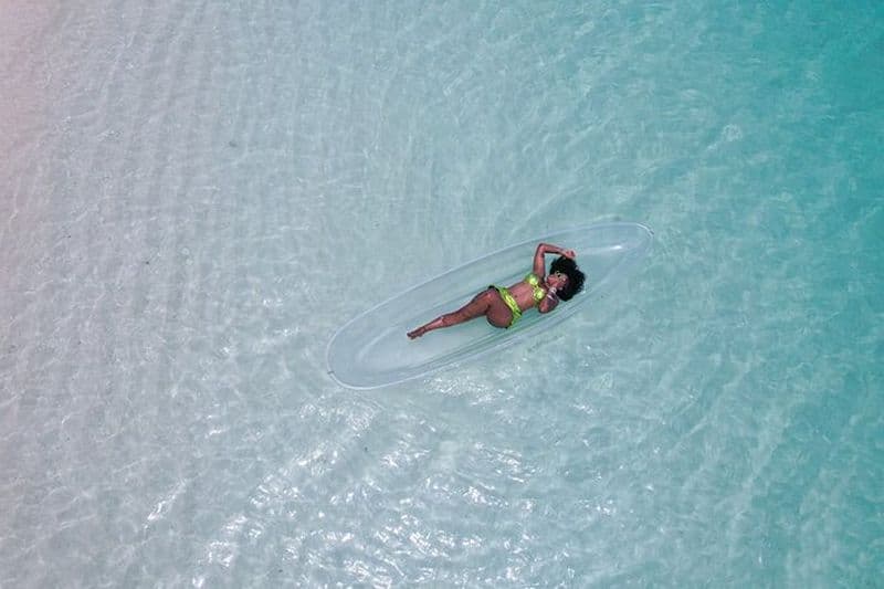 Clear Kayak Drone et photographie privée sur la plage aux Bahamas