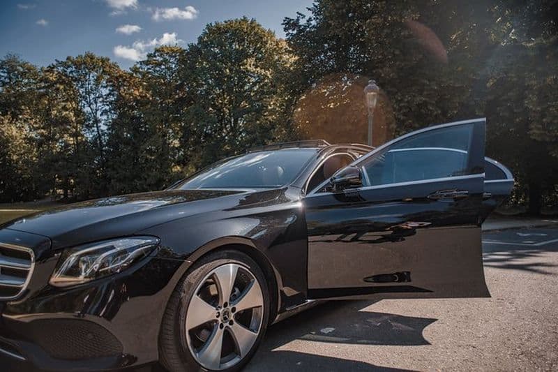 Transfert privé de l'aéroport de BRU à Bruxelles-ville avec limousine de luxe 3 pax