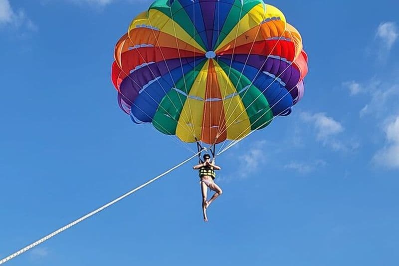 Parachutisme ascensionnel au-dessus de la magnifique baie de Patong