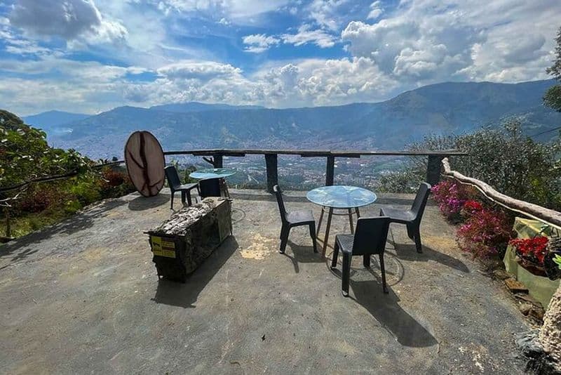 Cabane forestière d'observation des oiseaux du parc Medellin Arvi