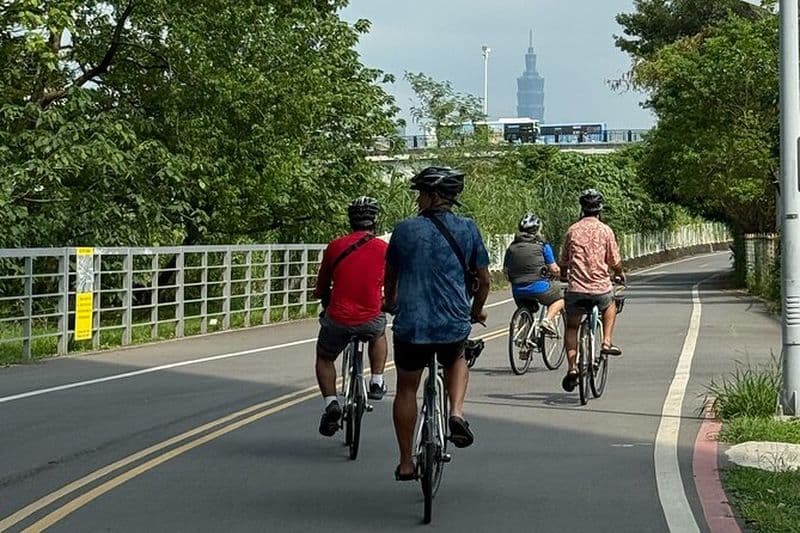 4 heures après-midi Tour de ville à vélo au nord avec collation