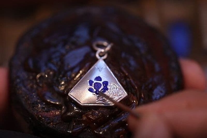 Expérience d'émaillage Meenakari sur bijoux en argent à Jaipur