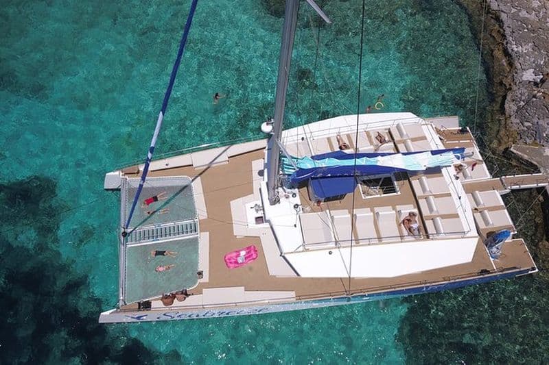 Promenade en catamaran à voile au Lagon bleu, plages et baies