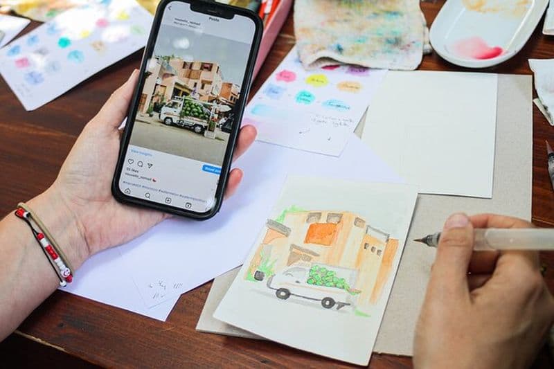 Atelier de peinture des pigments aux cartes postales