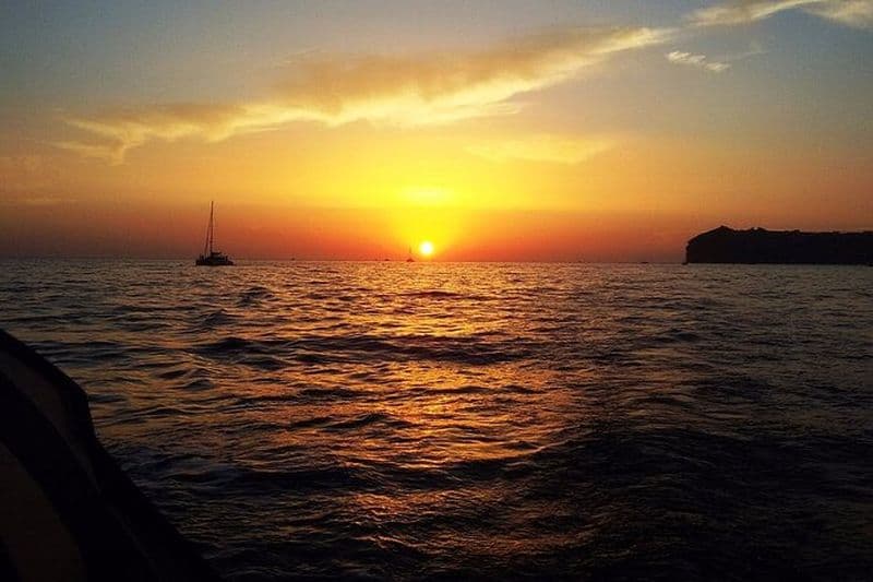 Santorin Excursion privée sur le volcan à voile du matin ou du coucher du soleil