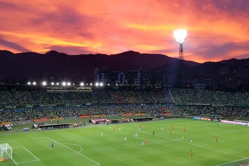 Medellin c'est le football : Tournée des buts, de la bière et de la passion du barra brava