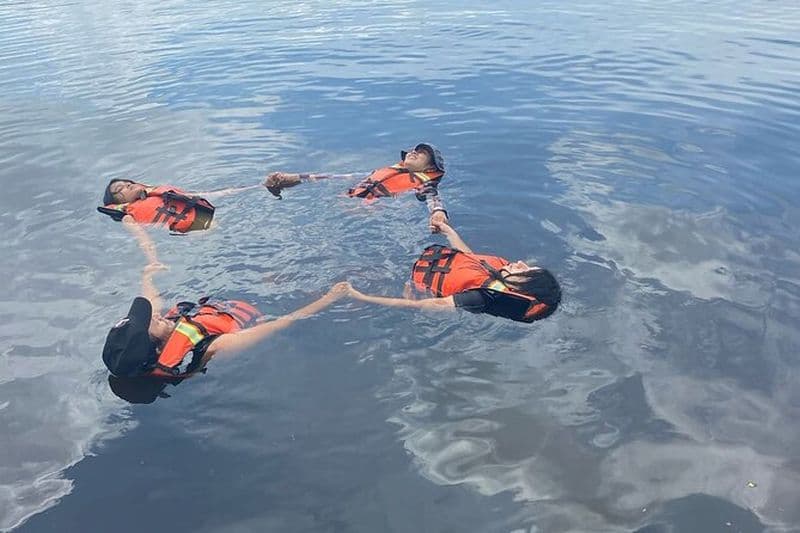 Canoë dans la forêt amazonienne