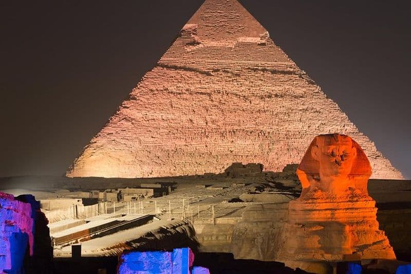 Spectacle son et lumière de pyramides et de sphinx