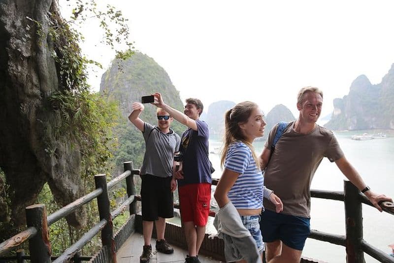 Découvrez la baie d'Ha Long avec des activités de kayak et de spéléologie