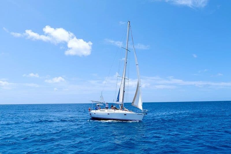 Voile privée d’une demi-journée – Yacht Lucy by Cape Verde Sailing