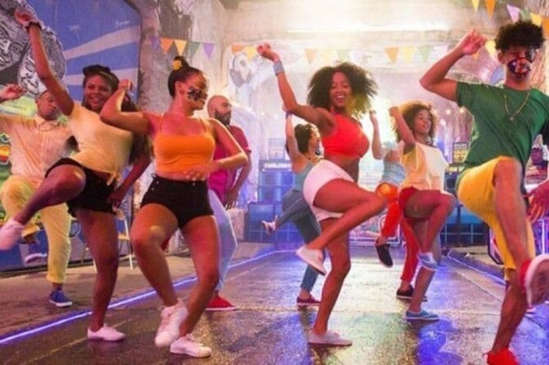 Cours de salsa dans notre mezzanine panoramique avec bières locales