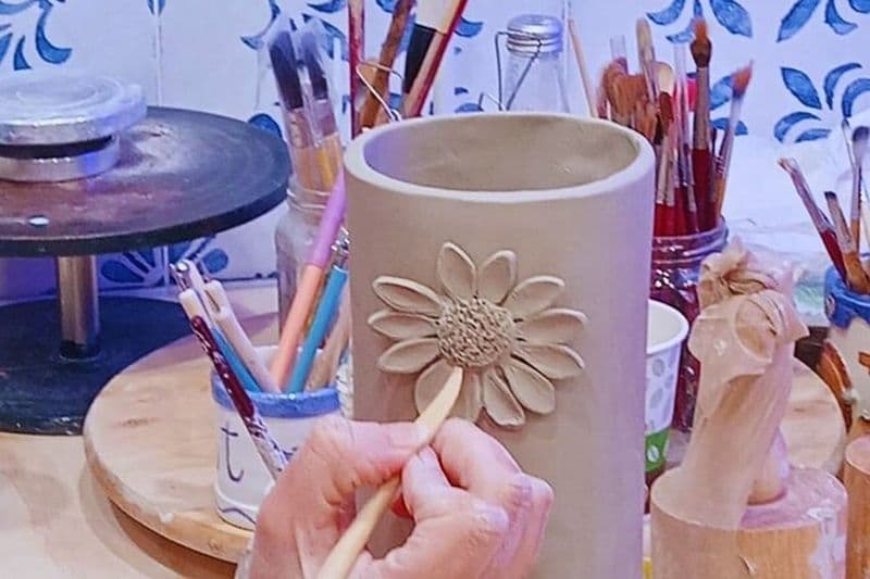 Atelier céramique avec décoration et apéritif