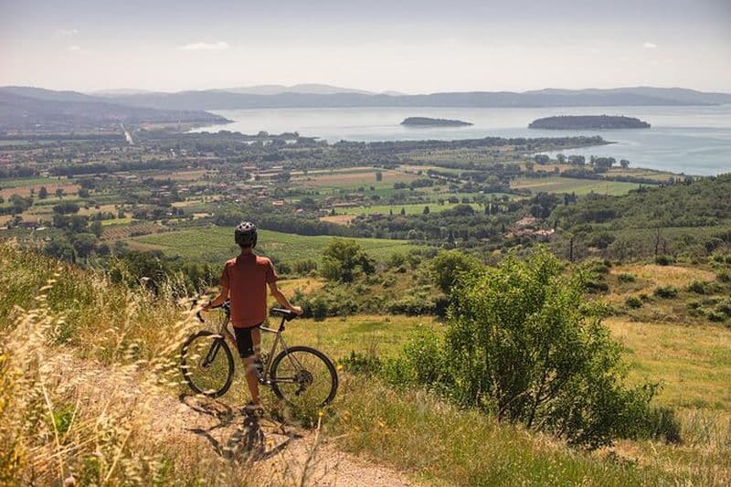 Visite guidée facile en vélo électrique avec photographe au lac Trasimène
