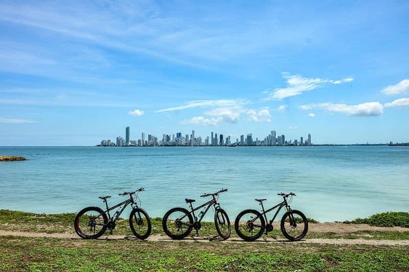 VTT à travers la beauté intacte de Tierra Bomba