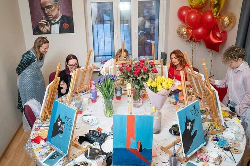 Art et vin Siroter et peindre Party dans un atelier d'art à Riga