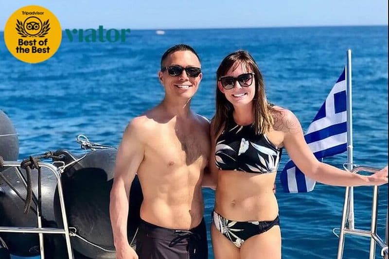 Croisière en catamaran à Santorin avec repas grec, open-bar et coucher de soleil